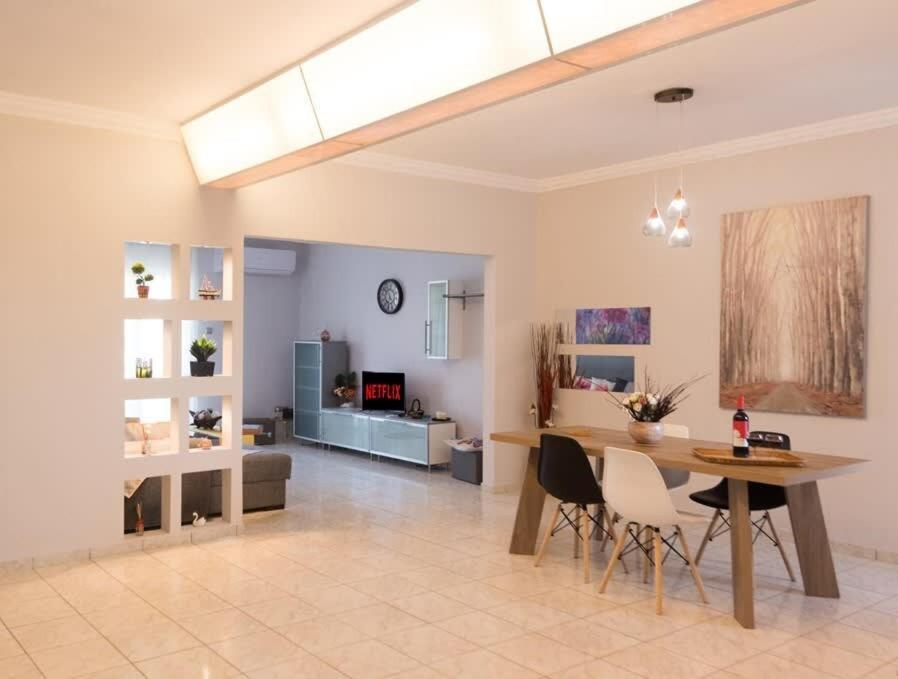 Cozy Flat On The Main Square, 10Min To The Sea Kalamata Exterior foto